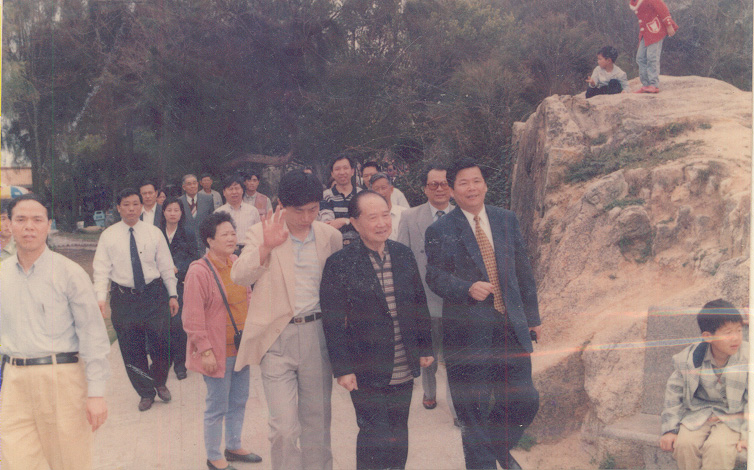 1997·3·15·中国海峡协会会长汪道涵视察东山（风动石）.jpg