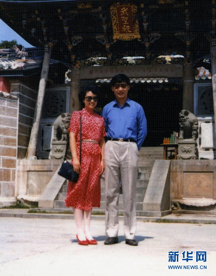 19870800习近平彭丽媛在东山岛.jpg